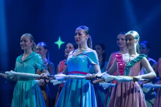 na zdjęciu osoby na scenie