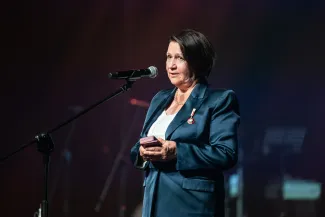na zdjęciu osoby na scenie