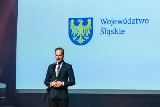 na zdjęciu osoby na scenie