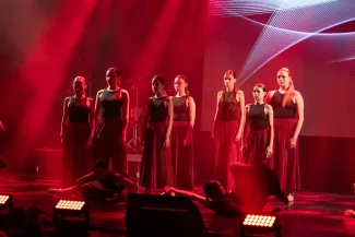na zdjęciu osoby na scenie
