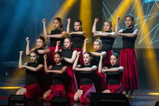 na zdjęciu osoby na scenie