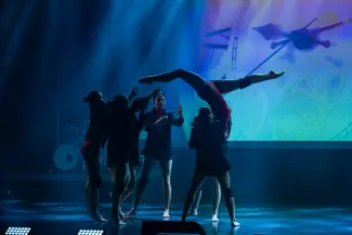 na zdjęciu osoby na scenie