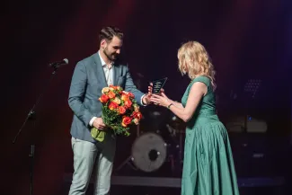 na zdjęciu osoby na scenie