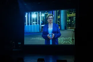 na zdjęciu osoby na scenie