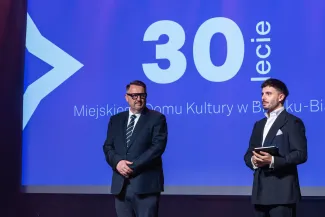 na zdjęciu osoby na scenie