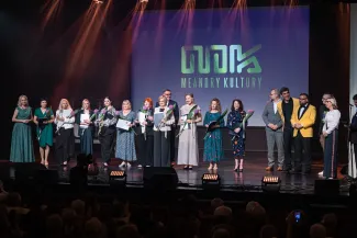 na zdjęciu osoby na scenie