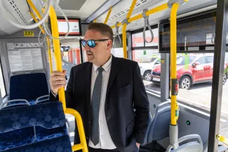 na zdjęciu nowy autobus i zaproszeni goście 