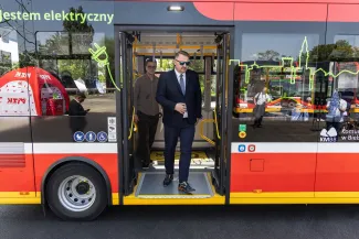 na zdjęciu nowy autobus i zaproszeni goście 