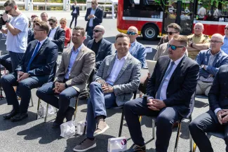 na zdjęciu nowy autobus i zaproszeni goście 