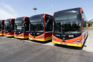 na zdjęciu nowy autobus i zaproszeni goście 