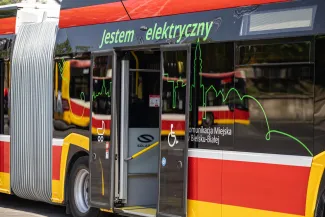 na zdjęciu nowy autobus i zaproszeni goście 