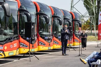na zdjęciu nowy autobus i zaproszeni goście 