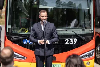 na zdjęciu nowy autobus i zaproszeni goście 