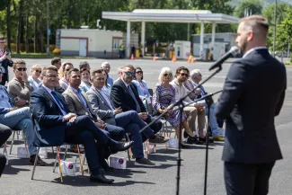na zdjęciu nowy autobus i zaproszeni goście 