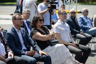 na zdjęciu nowy autobus i zaproszeni goście 