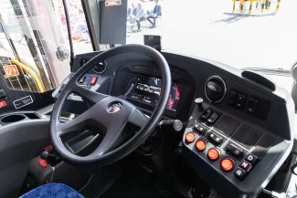 na zdjęciu nowy autobus i zaproszeni goście 