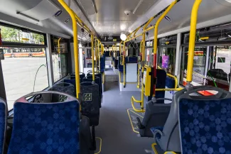 na zdjęciu nowy autobus i zaproszeni goście 