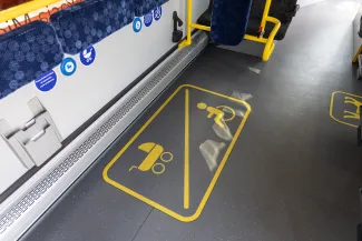 na zdjęciu nowy autobus i zaproszeni goście 