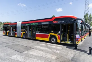 na zdjęciu nowy autobus i zaproszeni goście 