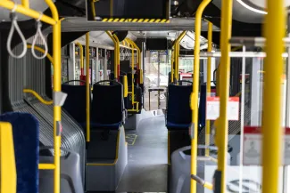 na zdjęciu nowy autobus i zaproszeni goście 