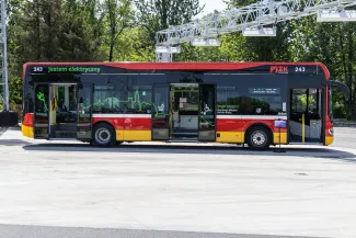 na zdjęciu nowy autobus i zaproszeni goście 
