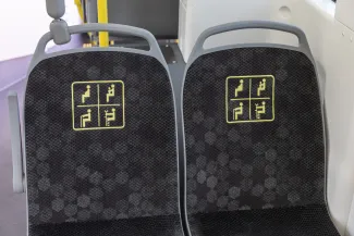 na zdjęciu nowy autobus i zaproszeni goście 