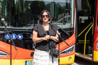 na zdjęciu nowy autobus i zaproszeni goście 
