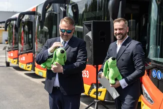 na zdjęciu nowy autobus i zaproszeni goście 