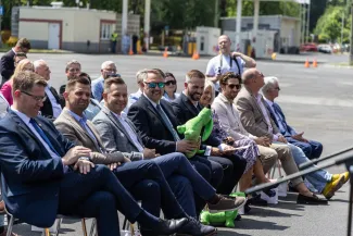 na zdjęciu nowy autobus i zaproszeni goście 