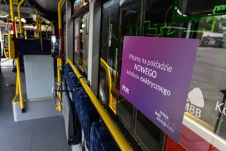 na zdjęciu nowy autobus i zaproszeni goście 