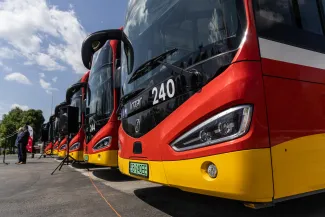 na zdjęciu nowy autobus i zaproszeni goście 