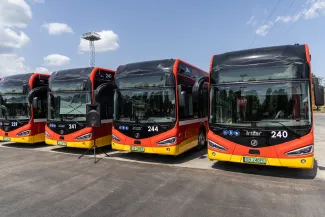 na zdjęciu nowy autobus i zaproszeni goście 