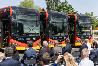 na zdjęciu nowy autobus i zaproszeni goście 