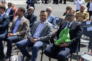 na zdjęciu nowy autobus i zaproszeni goście 