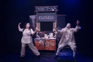 na zdjęciu osoby i aktorzy na scenie