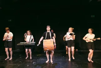 na zdjęciu osoby i aktorzy na scenie