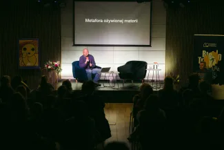 na zdjęciu osoby i aktorzy na scenie