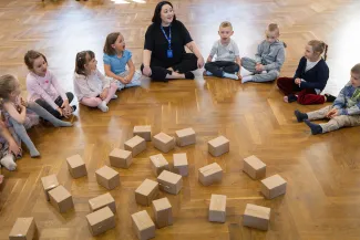 na zdjęciu osoby i aktorzy na scenie