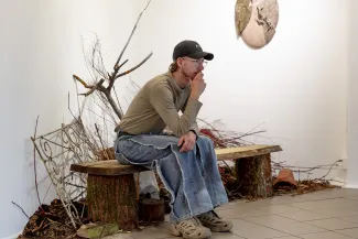 Osoby na wystawie oglądają prace