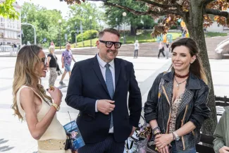 na zdjęciu aktorzy na planie