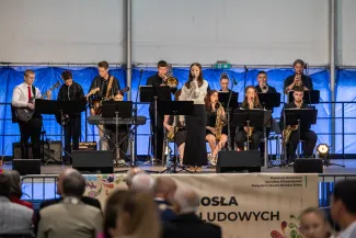 na zdjęciu osoby na scenie