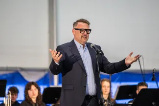 na zdjęciu osoby na scenie