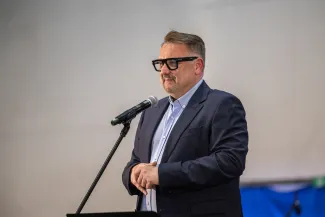 na zdjęciu osoby na scenie