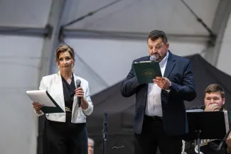 na zdjęciu osoby na scenie