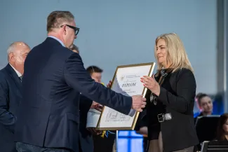 na zdjęciu osoby na scenie