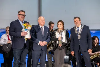 na zdjęciu osoby na scenie