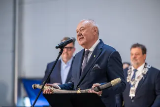 na zdjęciu osoby na scenie