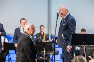 na zdjęciu osoby na scenie