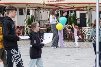 na zdjęciu osoby podczas gry miejskiej