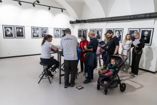 na zdjęciu osoby podczas gry miejskiej